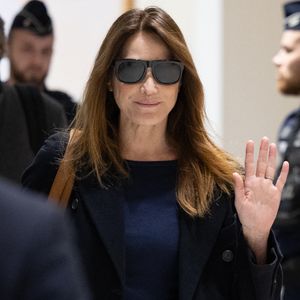 L'ancien président français Nicolas Sarkozy et son épouse Carla Bruni arrivent pour le verdict dans son procès pour financement illégal de campagne par la Libye pour sa candidature à l'élection présidentielle de 2007, au tribunal de Paris à Paris, le 25 septembre 2025. Photo par Raphael Lafargue/ABACAPRESS.COM
