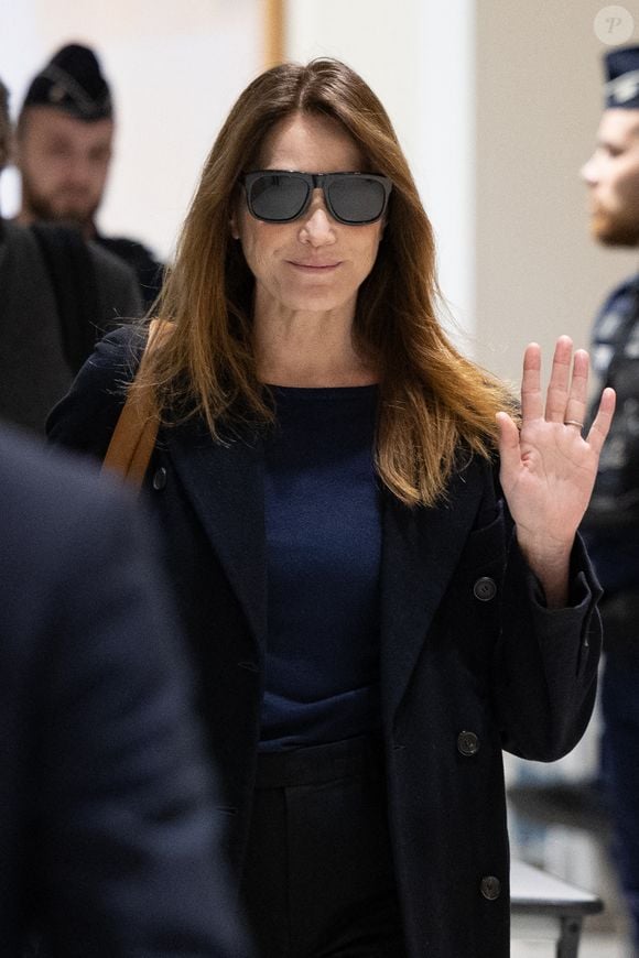 L'ancien président français Nicolas Sarkozy et son épouse Carla Bruni arrivent pour le verdict dans son procès pour financement illégal de campagne par la Libye pour sa candidature à l'élection présidentielle de 2007, au tribunal de Paris à Paris, le 25 septembre 2025. Photo par Raphael Lafargue/ABACAPRESS.COM