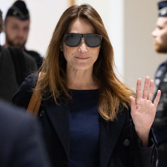 L'ancien président français Nicolas Sarkozy et son épouse Carla Bruni arrivent pour le verdict dans son procès pour financement illégal de campagne par la Libye pour sa candidature à l'élection présidentielle de 2007, au tribunal de Paris à Paris, le 25 septembre 2025. Photo par Raphael Lafargue/ABACAPRESS.COM