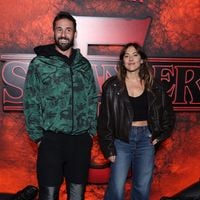 Constance et Guillaume Labbé en famille au Grand Rex aux côtés de Camille Combal pour l’avant-première de Stranger Things