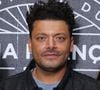 Il avait choisi de se présenter avec un sketch en anglais consacré aux différences culturelles entre la France et les États-Unis.

Kev Adams avant la projection de 'La maison de nos reves' - Photocall de la soirée d' ouverture de la 5ème edition du Festival du cinéma Français et de la gastronomie (7ème art et gastronomie) à Aix-les-Bains le 2 Juin 2026. © Denis Guignebourg /Bestimage