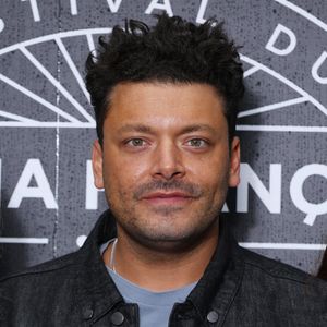Il avait choisi de se présenter avec un sketch en anglais consacré aux différences culturelles entre la France et les États-Unis.

Kev Adams avant la projection de 'La maison de nos reves' - Photocall de la soirée d' ouverture de la 5ème edition du Festival du cinéma Français et de la gastronomie (7ème art et gastronomie) à Aix-les-Bains le 2 Juin 2026. © Denis Guignebourg /Bestimage