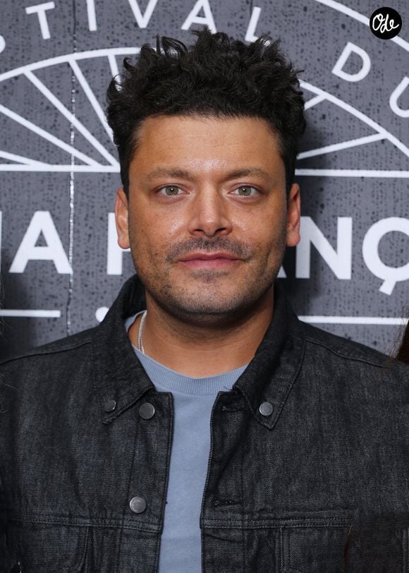 Il avait choisi de se présenter avec un sketch en anglais consacré aux différences culturelles entre la France et les États-Unis.

Kev Adams avant la projection de 'La maison de nos reves' - Photocall de la soirée d' ouverture de la 5ème edition du Festival du cinéma Français et de la gastronomie (7ème art et gastronomie) à Aix-les-Bains le 2 Juin 2026. © Denis Guignebourg /Bestimage