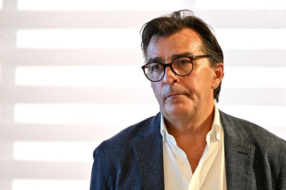 Christian Estrosi, le maire de Nice, et Yannick Alleno, le chef de cuisine étoilé endeuillé par la mort de son fils Antoine, tué par un chauffard, ont signé, à la mairie de Nice, le 13 septembre 2024, une convention de partenariat avec l'association Antoine Alleno pour accompagner les familles des victimes des violences routières.
Christian Estrosi a détaillé des propositions et présenté un plan d'actions afin de lutter activement contre les violences routières et particulièrement les refus d'obtempérer. La Ville de Nice, et plus globalement le territoire maralpin, sont touchés par des drames qui, de plus en plus souvent, sont marqués par une irresponsabilité grave avec des refus d'obtempérer, des conduites sans permis, en état d'ivresse, ou encore sous l'empire de stupéfiants. L'été a été particulièrement meurtrier avec le décès notamment d'un pompier, le sergent-chef Jérémie Boulon, un gendarme, l'adjudant Éric Comyn, 54 ans, une petite fille, Kamilya, 7 ans, ou encore un agent régional, Rachid Djeloul, 52 ans. © Bruno Bebert/bestimage