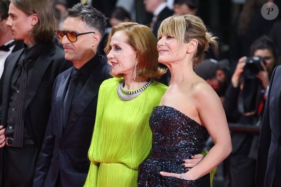 Mathieu Demy, Isabelle Huppert, Marina Foïs - Montée des marches du film « La femme la plus riche du monde » lors du 78ème Festival International du Film de Cannes, au Palais des Festivals à Cannes. Le 18 mai 2025
© Jacovides-Moreau / Bestimage