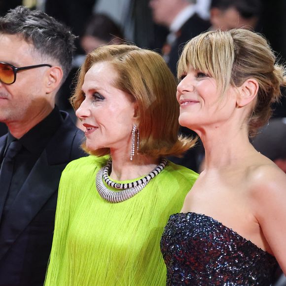 Mathieu Demy, Isabelle Huppert, Marina Foïs - Montée des marches du film « La femme la plus riche du monde » lors du 78ème Festival International du Film de Cannes, au Palais des Festivals à Cannes. Le 18 mai 2025
© Jacovides-Moreau / Bestimage