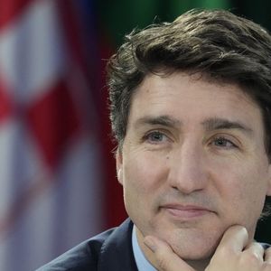 L'ancien Premier ministre canadien Justin Trudeau écoute le président ukrainien Volodymyr Zelensky lors d’une conférence de presse tenue à l’occasion d’un sommet sur la sécurité à Kyiv, en Ukraine. © Frank Gunn/The Canadian Press via ZUMA Press/Bestimage