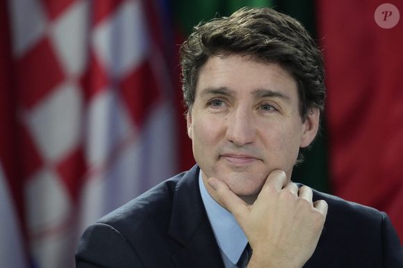 L'ancien Premier ministre canadien Justin Trudeau écoute le président ukrainien Volodymyr Zelensky lors d’une conférence de presse tenue à l’occasion d’un sommet sur la sécurité à Kyiv, en Ukraine. © Frank Gunn/The Canadian Press via ZUMA Press/Bestimage