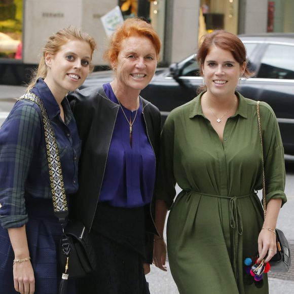 Sarah Ferguson et ses filles les princesses Eugénie et Béatrice sont allées déjeuner dans un restaurant à New York le 12 septembre 2015. PHoto by GTRES / Bestimage