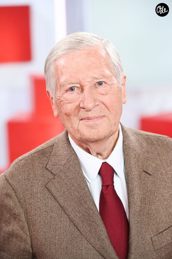 Cette personne étant Alain Duhamel

Exclusif - Alain Duhamel lors de l'enregistrement de l'émission Vivement dimanche au studio Rive gauche, présentée par M.Drucker, diffusée sur France 3 le 14 juin 2026, à Paris, France, le 5 mai 2026. © Guillaume Gaffiot/Bestimage