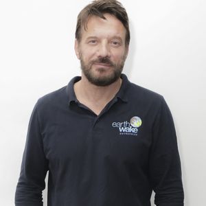 L’acteur de 59 ans a récemment confié à "Télé 7 Jours" être atteint d’arthrose.

Samuel Le Bihan lors de la présentation de la société (et association) Earth Wake à Avignon, dont il est le co-fondateur, le 25 octobre 2022.

© Jack Tribeca / Bestimage