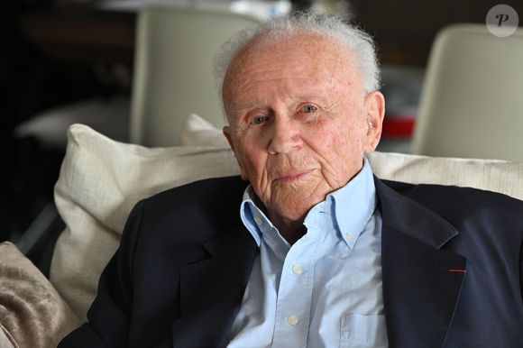 Exclusif - Prix Spécial - No web - Philippe Bouvard, journaliste français, écrivain, homme de radio et de télévision, à son domicile, en interview télé avec le journaliste producteur Cyril Viguier à Cannes, le 27 février 2025. 
Ces derniers secrets, il se confie a Cyril Viguier dans une emission diffusée dans le monde entier.

﻿A 95 ans, Philippe Bouvard a décidé de raccrocher et de prendre sa retraite !
Avant d’interrompre définitivement ses activités, l’animateur des « Grosses têtes », auteur de 69 livres et qui réside à maintenant à Cannes, raconte ses souvenirs à Cyril Viguier, au cours d’un Talk qui sera diffusée le 3 et 6 mai première émission et le 10 et 13 mai deuxième émission  sur TV5 Monde et sur RTL, une radio dont il fut, durant plusieurs décennies, l’animateur fétiche.

De René Cotty au Général de Gaulle, de Mitterrand à Sarkozy en passant par Giscard, qu’il soupçonne de « lui avoir coller un contrôle fiscal ! », Bouvard dévoile ses derniers secrets et raconte ses rencontres savoureuses avec tous les Présidents.

D’une République à l’autre, il raconte aussi à Cyril Viguier ses anecdotes drôles et inédites, souvent caustiques, parfois rugueuses, avec les grandes Icônes Françaises: Bardot, Delon, Aznavour etc…

© Bruno Bebert/Bestimage