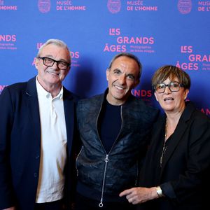 Nikos Aliagas entouré des parents de Grégory Lemarchal, Pierre et Laurence Lemarchal - Vernissage de l'exposition "Les grands âges", photographies de Nikos Aliagas au musée de l'Homme à Paris le 7 avril 2026. © Dominique Jacovides/Bestimage