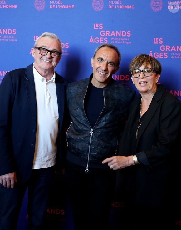 Nikos Aliagas entouré des parents de Grégory Lemarchal, Pierre et Laurence Lemarchal - Vernissage de l'exposition "Les grands âges", photographies de Nikos Aliagas au musée de l'Homme à Paris le 7 avril 2026. © Dominique Jacovides/Bestimage