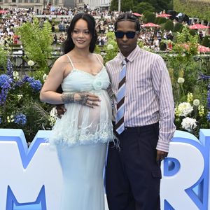 Rihanna, enceinte, et son compagnon A$AP Rocky (ASAP) aux arrivées et au photocall de la première du film Les Schtroumpfs au Mont des Arts à Bruxelles, Belgique, le 28 juin 2025. © Jan De Meuleneir/Photonews/Bestimage