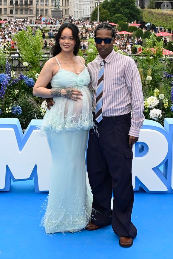Rihanna, enceinte, et son compagnon A$AP Rocky (ASAP) aux arrivées et au photocall de la première du film Les Schtroumpfs au Mont des Arts à Bruxelles, Belgique, le 28 juin 2025. © Jan De Meuleneir/Photonews/Bestimage