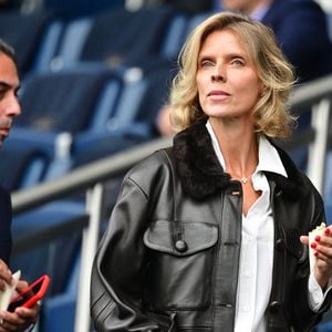 Sylvie Tellier et son mari Laurent Schenten - Célébrités dans les tribunes du match de football de Ligue 1 McDonald's opposant le RC Lens au Paris Saint-Germain (PSG) (0-2) au Parc des Princes à Paris le 14 septembre 2025. © Christian Liewig/Bestimage