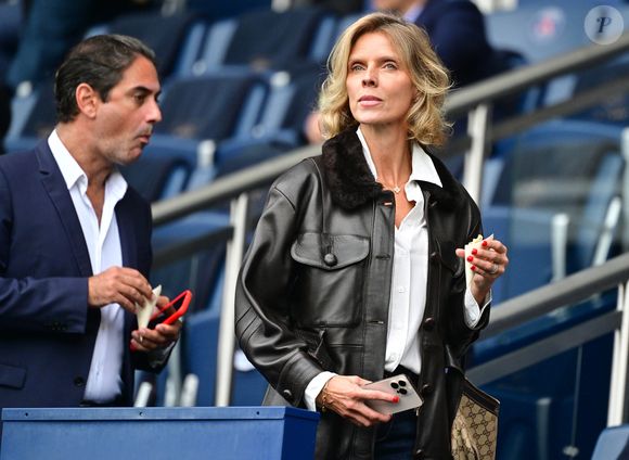 Sylvie Tellier et son mari Laurent Schenten - Célébrités dans les tribunes du match de football de Ligue 1 McDonald's opposant le RC Lens au Paris Saint-Germain (PSG) (0-2) au Parc des Princes à Paris le 14 septembre 2025. © Christian Liewig/Bestimage