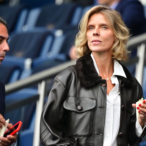Sylvie Tellier et son mari Laurent Schenten - Célébrités dans les tribunes du match de football de Ligue 1 McDonald's opposant le RC Lens au Paris Saint-Germain (PSG) (0-2) au Parc des Princes à Paris le 14 septembre 2025. © Christian Liewig/Bestimage
