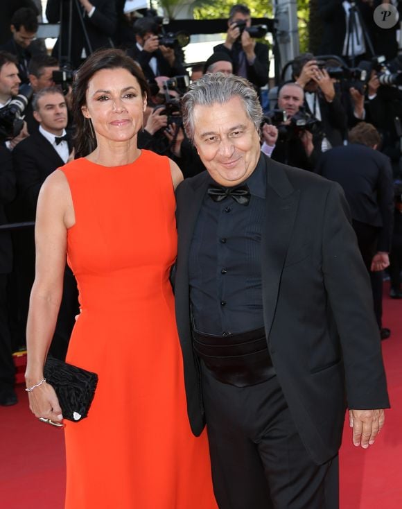 Le couple officialise sa relation quelques mois plus tard, lors d’une projection privée des Bronzés 3 à Paris, en janvier 2005.

Isabelle de Araujo et Christian Clavier - Montee des marches du film "The Immigrant" lors du 66eme festival du film de Cannes. le 24 mai 2014 BORDE-MOREAU / BESTIMAGE