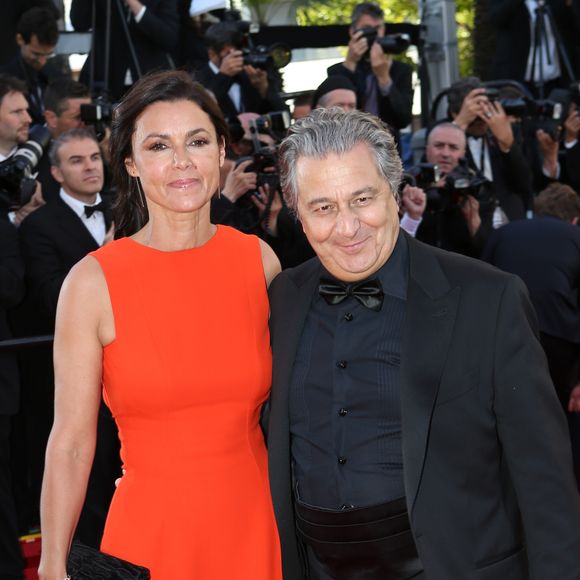 Le couple officialise sa relation quelques mois plus tard, lors d’une projection privée des Bronzés 3 à Paris, en janvier 2005.

Isabelle de Araujo et Christian Clavier - Montee des marches du film "The Immigrant" lors du 66eme festival du film de Cannes. le 24 mai 2014 BORDE-MOREAU / BESTIMAGE