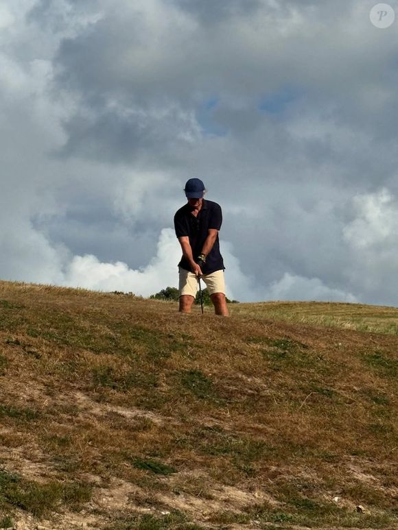 La scène s’est déroulée au Cap Ferret, lieu de villégiature très prisé des célébrités et des familles fortunées...

Photo de William Leymergie en train de jouer au golf, le 23 août 2025, sur le compte Instagram de sa conjointe Sophie Davant.