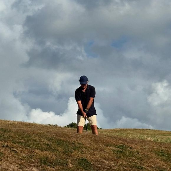 La scène s’est déroulée au Cap Ferret, lieu de villégiature très prisé des célébrités et des familles fortunées...

Photo de William Leymergie en train de jouer au golf, le 23 août 2025, sur le compte Instagram de sa conjointe Sophie Davant.