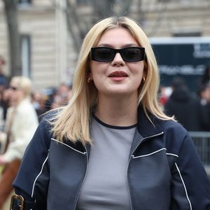 La chanteuse Louane (Louane Emera) aux arrivées au défilé Miu Miu Mode Féminine Prêt-À-Porter Automne/Hiver 2025-2026 lors de la Fashion Week de Paris (PFW) au Conseil économique et social Palais de Iéna, à Paris, France, le 11 mars 2025. © Denis Guignebourg/Bestimage