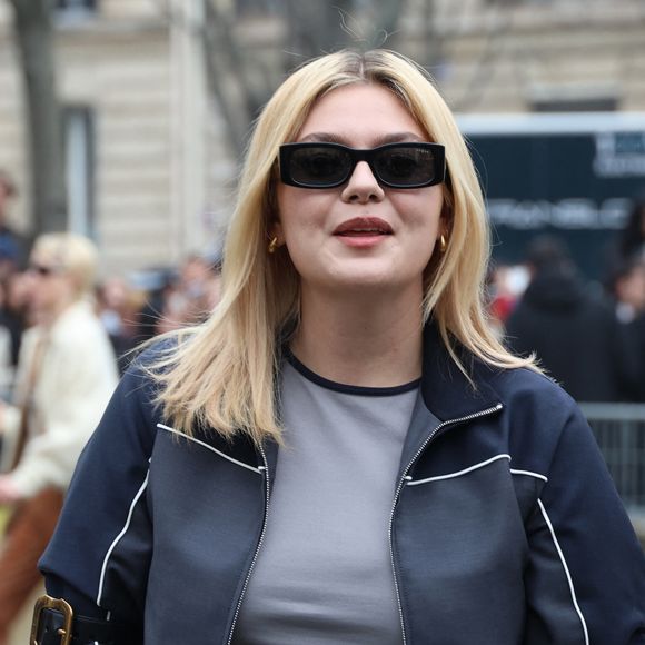 La chanteuse Louane (Louane Emera) aux arrivées au défilé Miu Miu Mode Féminine Prêt-À-Porter Automne/Hiver 2025-2026 lors de la Fashion Week de Paris (PFW) au Conseil économique et social Palais de Iéna, à Paris, France, le 11 mars 2025. © Denis Guignebourg/Bestimage