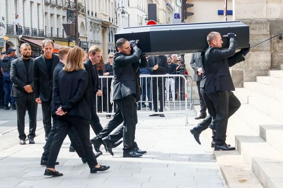 Le Cercueil du défunt - Arrivées aux obsèques de Thierry Ardisson en l’église Saint-Roch de Paris, France, le 17 juillet 2025. © Clovis-Jacovides/Bestimage