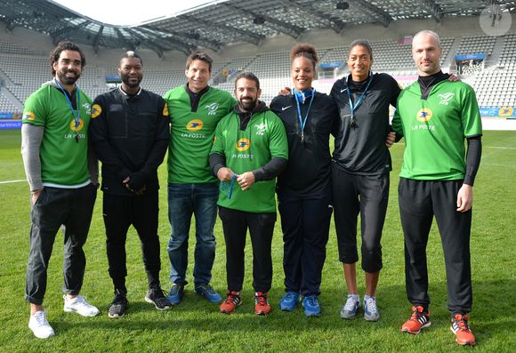 Yoann Huget, Djibril Cissé, François Trinh-Duc, Julien Candelon, Safi N'Diaye, Emmeline Ndongue et Thierry Omeyer - Journées Nationales de l'arbitrage " tous arbitre " au stade Jean Bouin le 21 octobre 2015 . Des sportifs de haut niveau ainsi que des responsables sont venus pour initier une cinquantaine de jeunes enfants à l'art délicat de l'arbitrage. Equipés d'un système de micro-oreillette , les enfants seront en permanence reliés à des arbitres expérimentés qui pourront les aiguiller à distance. Une façon ludique et éducative de faire découvrir à des enfants la fonction arbitrale et de les sensibiliser à la complexité de cet exercice. Pour débuter l'opération, les arbitres élites pourront partager leur expérience avec les jeunes et échanger sur les règles en vigueur. Ils se retrouveront ensuite sur le terrain pour participer à des matchs. Les sportifs présents et les enfants pourront prendre le sifflet. Les journées nationales de l'arbitrage se dérouleront du 21 au 28 octobre 2015.