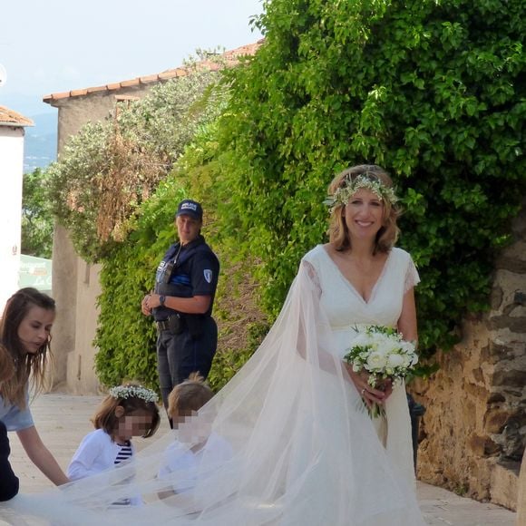 Exclusif - Maud Fontenoy enceinte avec ses enfants Mahé, Hina et Loup - Mariage de la navigatrice et femme politique et vice-présidente de la région Sud-Provence-Alpes-Côte-d'Azur, Maud Fontenoy avec le conseiller régional poitevin Olivier Chartier à l'Èglise de Gassin dans le Var le 26 mai 2018. © Christiane Georges/Nice Matin/Bestimage