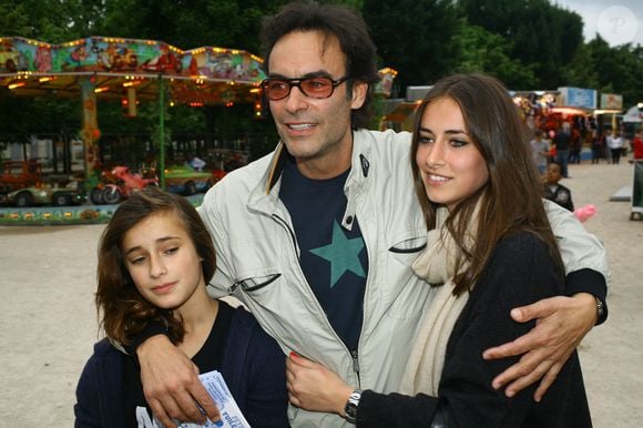 Anthony Delon avec ses filles Liv et Loup - Inauguration de la fete foraine des Tuileries a Paris
Le 28 Juin 2013. © JLPPA / Bestimage