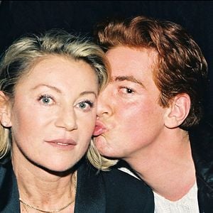 Il y a huit ans jour pour jour, la chanteuse Sheila a malheureusement perdu son fils unique Ludovic, né de ses amours passées avec le chanteur Ringo, des suites d'une overdose de cocaïne.

Archives - Sheila avec son fils Ludovic Chancel au Queen en 1998 (ANGELI-GUIREC / BESTIMAGE).