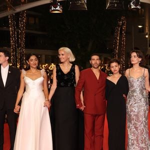 Jean-Rachid Kallouche, Finnegan Oldfield, Golshifteh Farahani, Julia Ducournau,  Tahar Rahim, Mélissa Boros, Emma Mackey, Louai El Amrousy - Montée des marches du film « Alpha » lors du 78ème Festival International du Film de Cannes, au Palais des Festivals à Cannes. Le 19 mai 2025
© Jacovides-Moreau / Bestimage