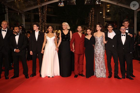 Jean-Rachid Kallouche, Finnegan Oldfield, Golshifteh Farahani, Julia Ducournau,  Tahar Rahim, Mélissa Boros, Emma Mackey, Louai El Amrousy - Montée des marches du film « Alpha » lors du 78ème Festival International du Film de Cannes, au Palais des Festivals à Cannes. Le 19 mai 2025
© Jacovides-Moreau / Bestimage