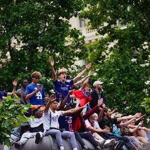 Les joueurs du PSG paradent sur les Champs-Elysées après leur victoire historique (5-0) en finale de la Ligue Des Champions 2025. Paris, le 1er juin 2025.