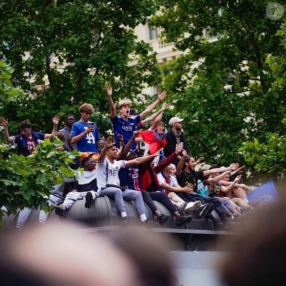 Les joueurs du PSG paradent sur les Champs-Elysées après leur victoire historique (5-0) en finale de la Ligue Des Champions 2025. Paris, le 1er juin 2025.