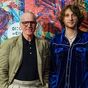 Une collaboration père-fils sur laquelle il s'est confiée au "Parisien" et au "Figaro". 

Daniel Day-Lewis et Ronan Day-Lewis assistent au tapis rouge du film "Anemone" dans la revue 'Alice nella Citta' pendant le 20ème Festival du Film de Rome à l'Auditorium Della Conciliazione le 17 octobre 2025 à Rome, Italie