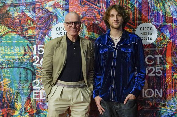 Une collaboration père-fils sur laquelle il s'est confiée au "Parisien" et au "Figaro". 

Daniel Day-Lewis et Ronan Day-Lewis assistent au tapis rouge du film "Anemone" dans la revue 'Alice nella Citta' pendant le 20ème Festival du Film de Rome à l'Auditorium Della Conciliazione le 17 octobre 2025 à Rome, Italie