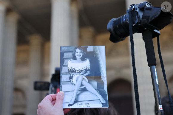 L'actrice luttait depuis 3 ans contre la maladie à corps de Lewy. Un mal neurodégénératif, mélangeant les symptômes d'Alzheimer et de Parkinson.

Illustration programme - Obsèques de Nathalie Baye en l'église Saint-Sulpice à Paris le 23 avril 2026. 

© Dominique Jacovides - Coadic Guirec / Bestimage