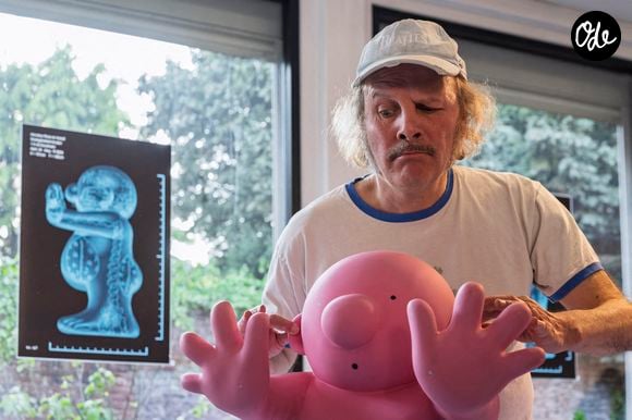 Avec tendresse et humour, il explique que ses enfants lui apprennent autant de choses qu’il essaie de leur en transmettre. 

Dans le cadre de la saison FIESTA lille3000, Lasecu, lieu d'art et artothèque, présente une série de dessins, gouaches, photographies, sérigraphies, ouvrages et petits bonhommes roses de Philippe Katerine. Vernissage en présence de Philippe Katerine. Lille, France, le 28 avril 2025. Photo : Blanquart C/ANDBZ/ABACAPRESS.COM