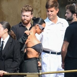 Kim Kardashian et Kris Jenner arrivent  à Venise pour assister au mariage de Jeff Bezos et Lauren Sanchez

Backgrid UK/ Bestimage
