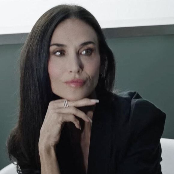 Demi Moore fait une apparition surprise dans le clip de « Animal », du girl group KATSEYE, marquant la première apparition de l’actrice dans un clip musical depuis près de 30 ans.
