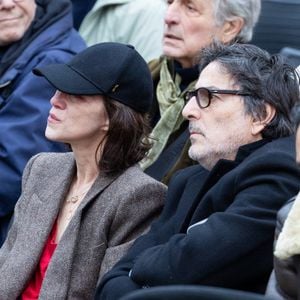 D’un appartement à l’autre, elle a patiemment conservé et déplacé les souvenirs familiaux.
Yvan Attal et Charlotte Gainsbourg - Inauguration de la passerelle Jane Birkin devant les 41-43 quai de Valmy à Paris le 13 décembre 2025.
© Cyril Moreau / Bestimage
