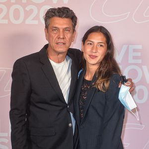 Cette fois-ci c'est le mois de mars que Line Papin a choisi pour publier son nouvel ouvrage : Vague. 

Marc Lavoine et Line Papin - Photocall du défilé Etam Live Show 2020 à Paris le 29 septembre 2020.

© Pool Agence Bestimage