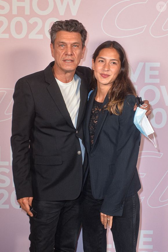 Cette fois-ci c'est le mois de mars que Line Papin a choisi pour publier son nouvel ouvrage : Vague. 

Marc Lavoine et Line Papin - Photocall du défilé Etam Live Show 2020 à Paris le 29 septembre 2020.

© Pool Agence Bestimage