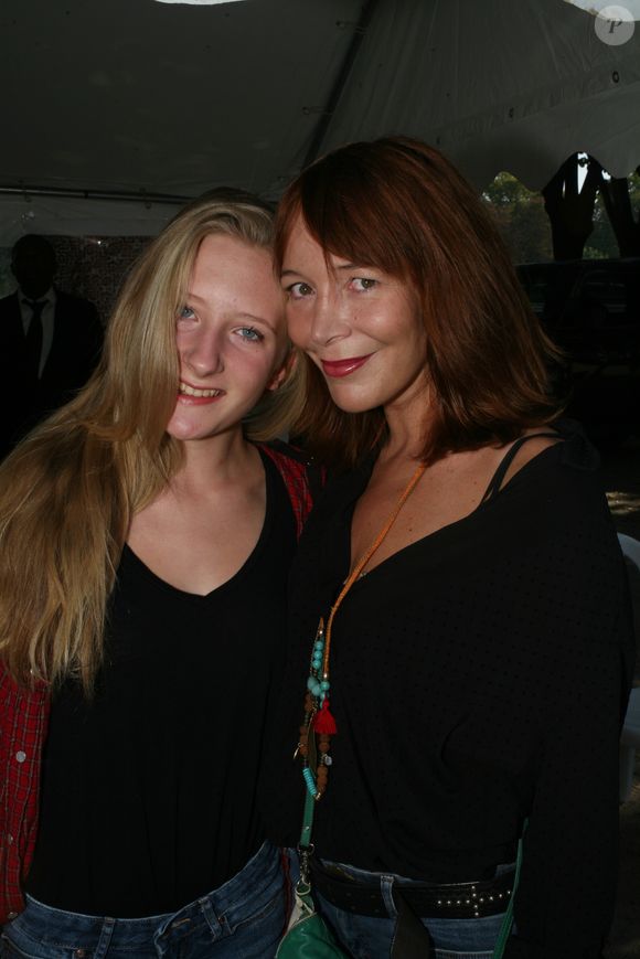 Elise Ventre et sa fille Louise au 2ème tournoi de pétanque au profit de l'association "MeghanOra" sur l'Esplanade des Invalides à Paris, le 28 septembre 2014. Crédit Bestimage