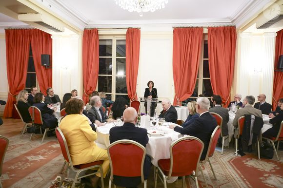 Exclusif - Rachida Dati - Marc Ladreit de Lacharrière et Rachida Dati réunis pour le dernier dîner du Cercle de la Revue des Deux Mondes de l'année
 
Ce lundi15 décembre , les salons de la Maison de l'Amérique latine ont fait salle comble autour de la ministre de la Culture Rachida Dati qui retrouvait Marc Ladreit de Lacharrière à l'issue d'une année riche d'engagements pour le créateur de la Fondation Culture & Diversité. En effet, la ministre et le mécène avaient déjà eu l'occasion de se retrouver en 2025, autour des différents engagements de Marc Ladreit de Lacharrière en faveur du dialogue des cultures, comme au musée du quai Branly-Jacques Chirac pour un ambitieux programme d'expositions, au musée du Louvre pour l'ouverture de la Galerie des cinq continents, ou encore dans le cadre du Parcours des mondes, le plus grand salon international d'art extra-européens.
 
Du côté de la culture, le Secrétaire perpétuel de l'Académie des beaux-arts Laurent Petitgirard, l'ancienne présidente du château de Versailles et actuelle conseillère culture du Président Emmanuel Macron, Catherine Pégard, le pilote de la restauration record de Notre-Dame de Paris Philippe Jost, l'ancienne ministre de la Culture Roselyne Bachelot, les producteurs Yamina Benguigui et Emmanuel Chain ou encore le réalisateur Régis Wargnier étaient au rendez-vous.
 
Y participaient également, le Gouverneur militaire de Paris Loïc Mizon, le président de la Fondation de France Pierre Sellal et l'ancien député Jean-Louis Bourlanges.

© Jack Tribeca / Bestimage