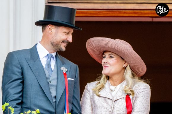 Oslo, NORVÈGE  Des membres de la famille royale norvégienne sont aperçus au balcon du Palais royal lors des célébrations de la fête nationale à Oslo, en Norvège. Backgrid USA / Bestimage



Sur la photo : le prince héritier Haakon (Le prince Haakon de Norvège), la princesse héritière Mette-Marit (La princesse Mette-Marit de Norvège)